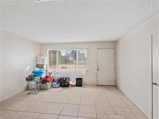 10560 Navajo Road, Apple Valley, California 92308