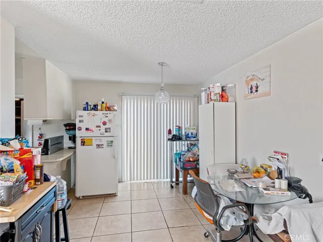 10560 Navajo Road, Apple Valley, California 92308