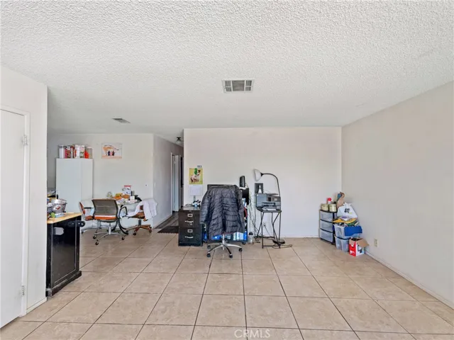 10560 Navajo Road, Apple Valley, California 92308