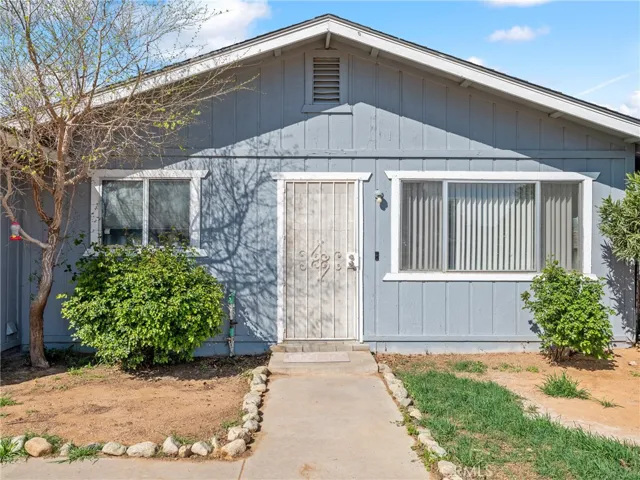 10560 Navajo Road, Apple Valley, California 92308