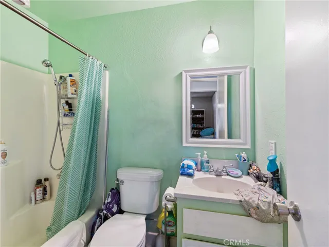 10560 Navajo Road, Apple Valley, California 92308