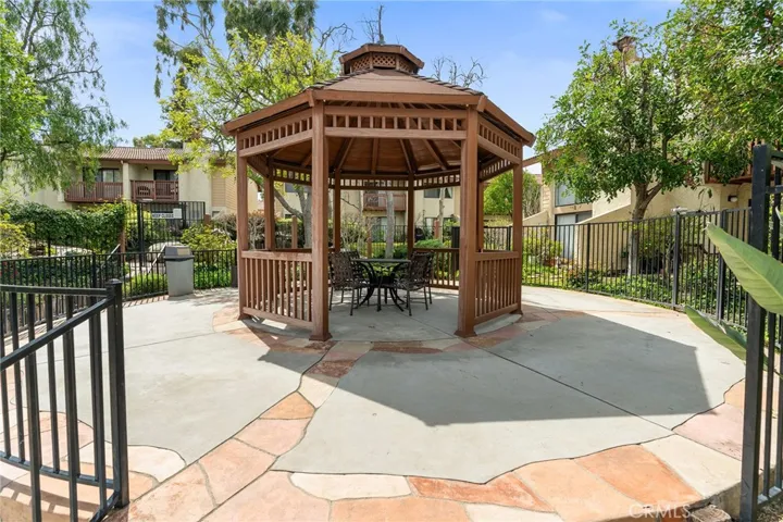 5720 Owensmouth Avenue 143, Woodland Hills, California 91367