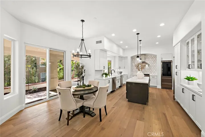 Eating Area & Kitchen
