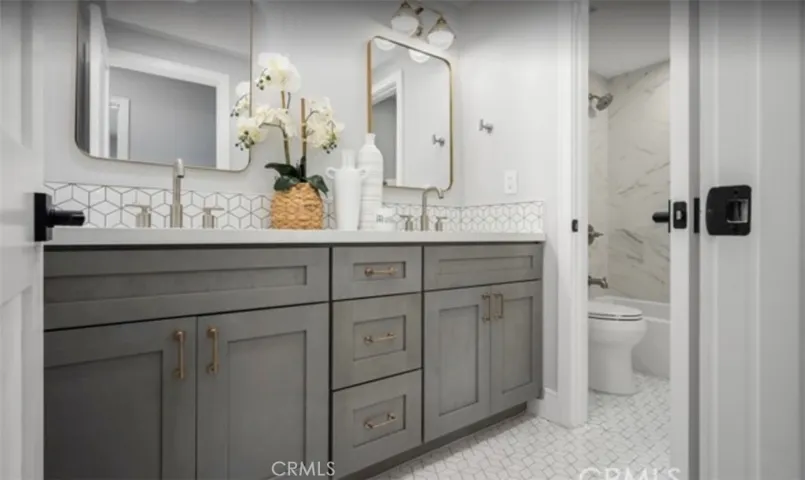 upstairs Hall Bath
