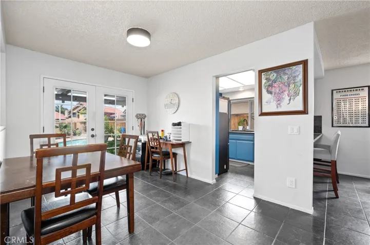 Dining room to kitchen