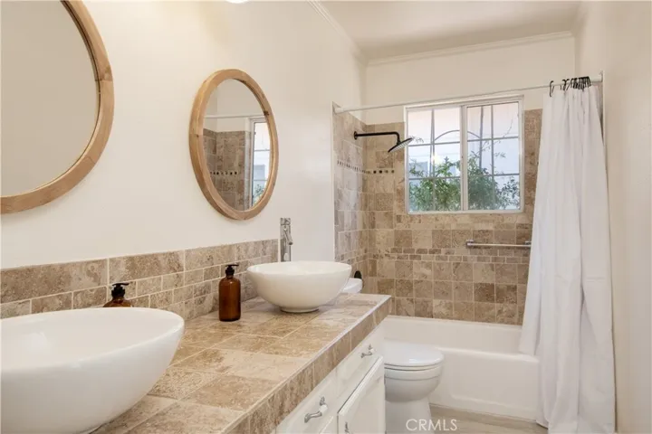 Bathroom 1 (Main House)