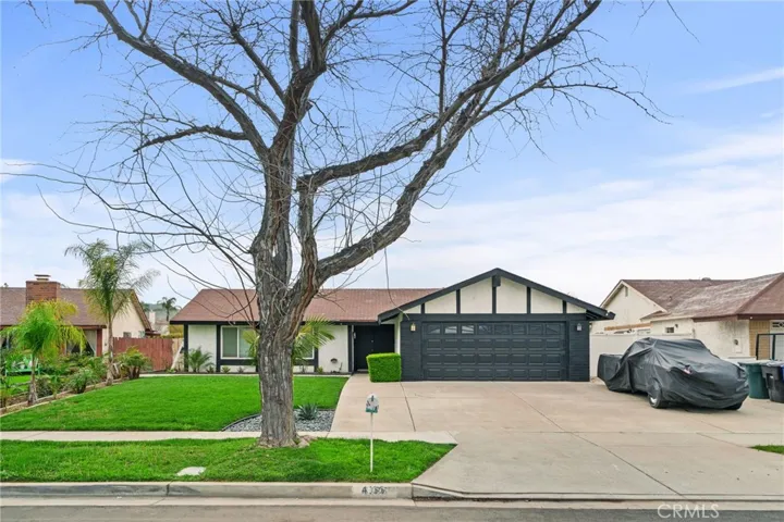 BIG DRIVEWAY-2 CAR GARAGE