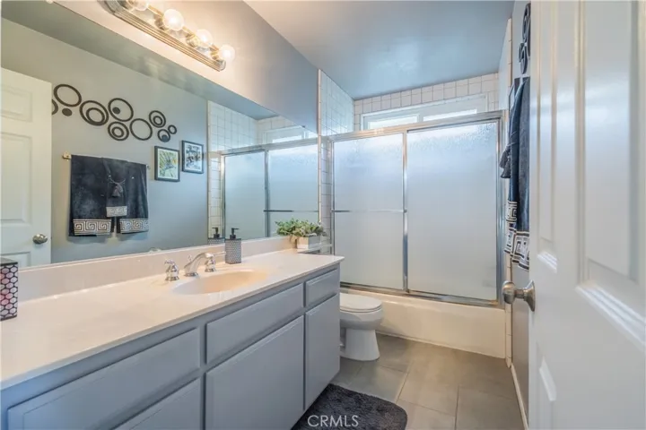 Full Hall Bathroom Upstairs