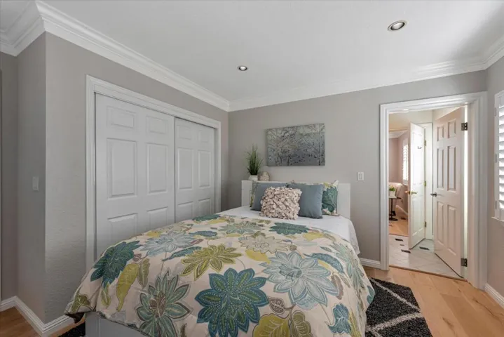 Guest room with en-suite bath