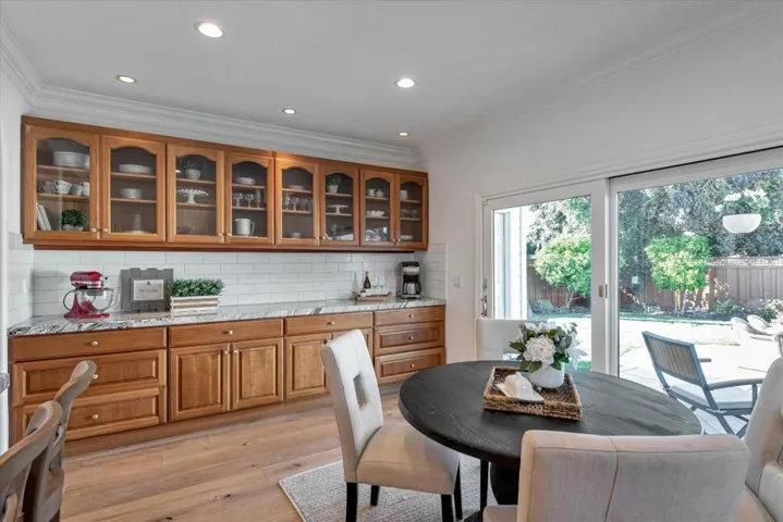 Light & bright kitchen & dining area