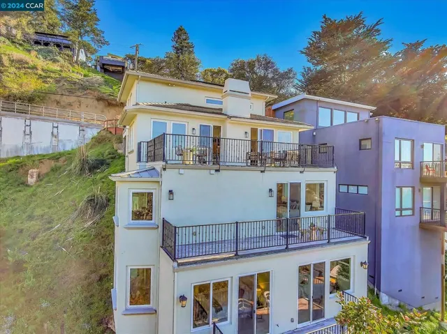 6655 Snake Rd, Oakland, California 94611