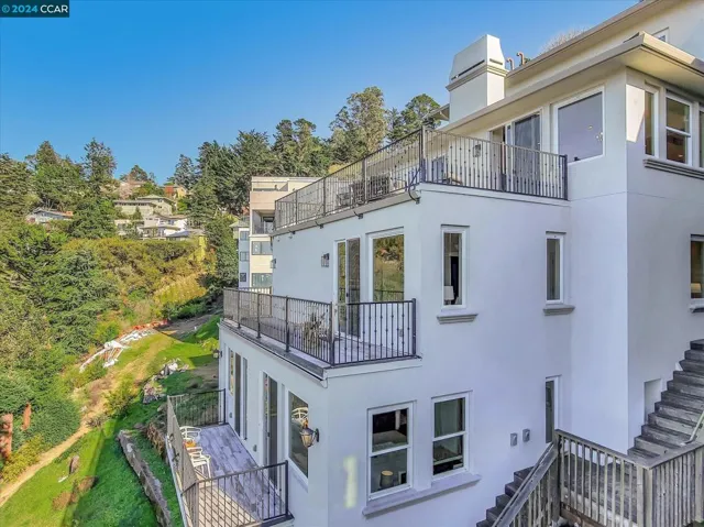 6655 Snake Rd, Oakland, California 94611
