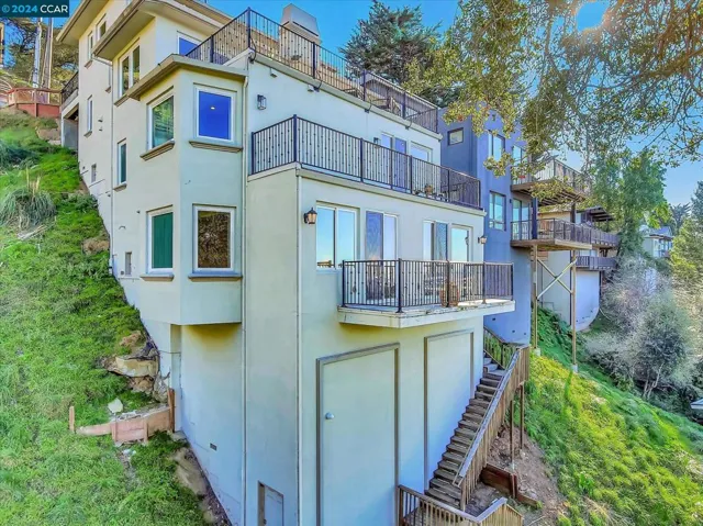 6655 Snake Rd, Oakland, California 94611