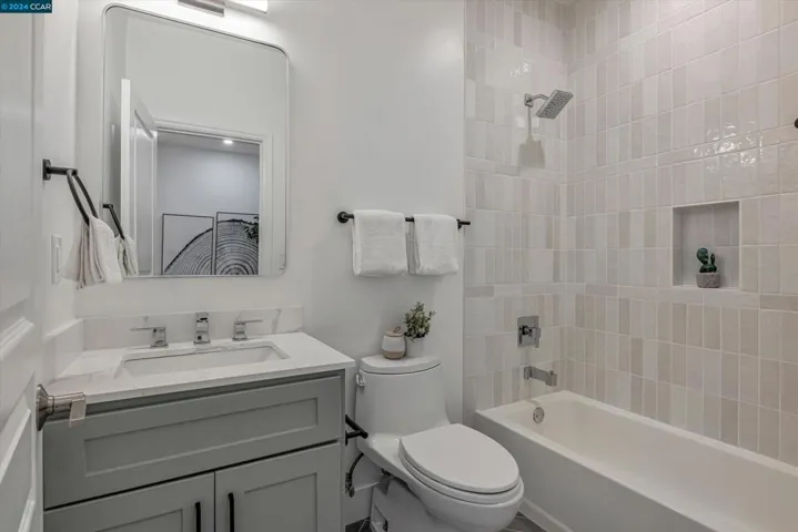 6655 Snake Rd, Oakland, California 94611