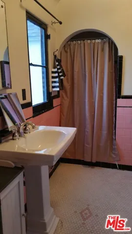 1418 1/2 full upstairs bath