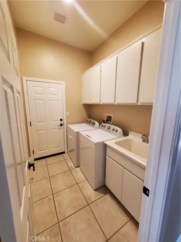 Laundry w/sink Gas & Electric
