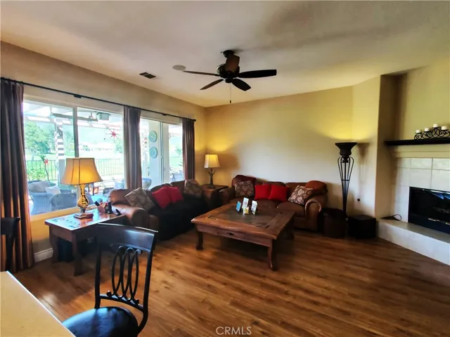 Family Room w/fireplace