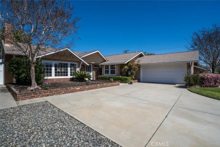 Located in the prestigious Los Alamitos School District, one of the most coveted in Southern California, this exceptional property in Rossmoor features the comfort and security of the ideal family home.