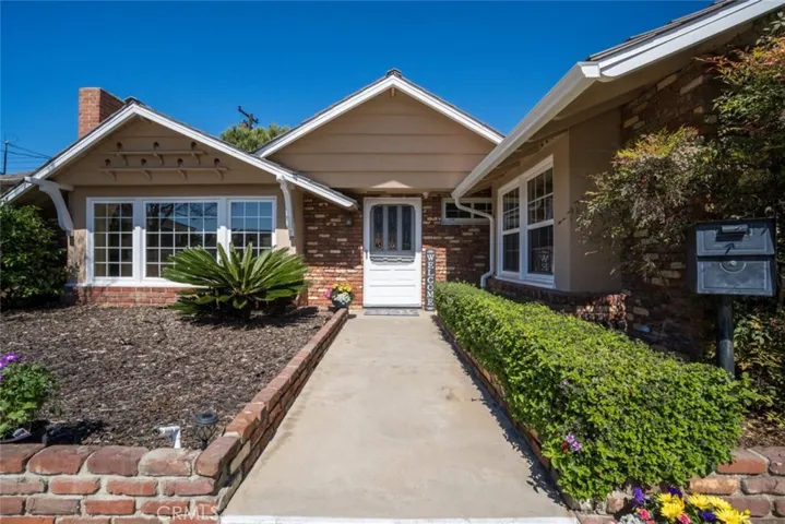 Located in the prestigious Los Alamitos School District, one of the most coveted in Southern California, this exceptional property in Rossmoor features the comfort and security of the ideal family home.