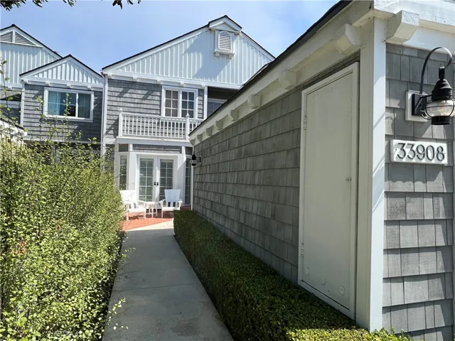 Private feel to the entrance.