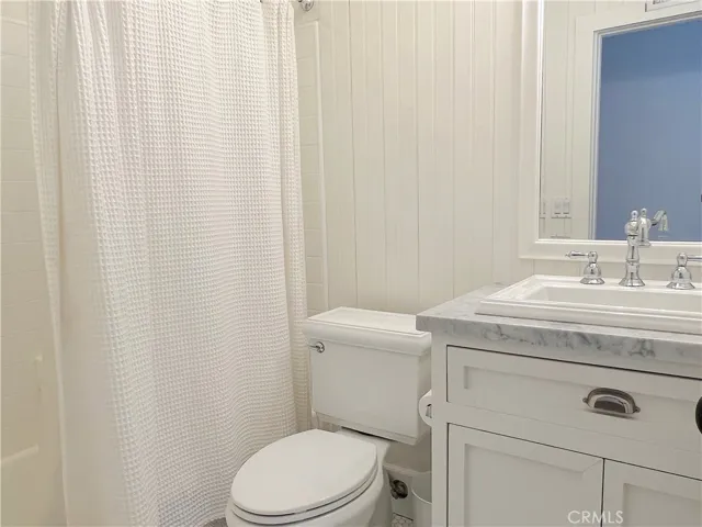Twin bedroom en-suite bathroom.