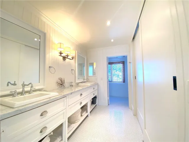 Primary en-suite bathroom.