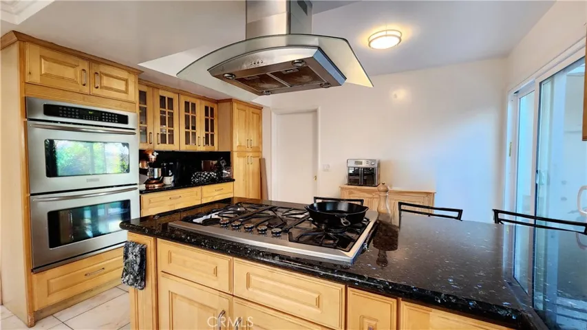 S/S Appliances & Breakfast Nook