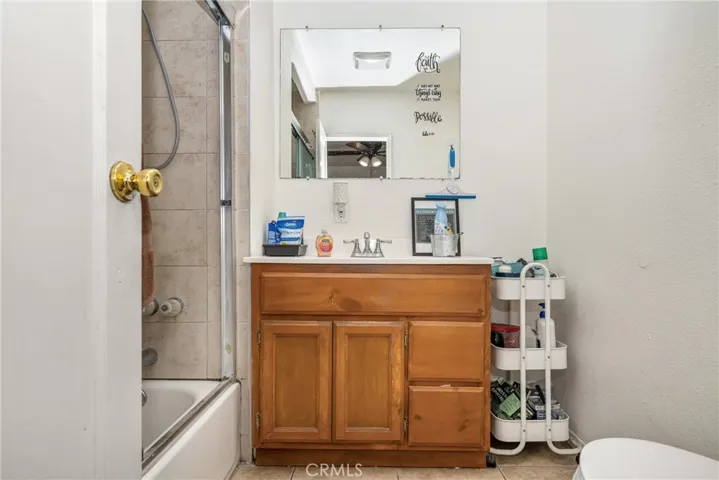 2nd units bathroom (1508)
