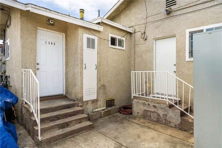 entrance to 2nd unit 1508