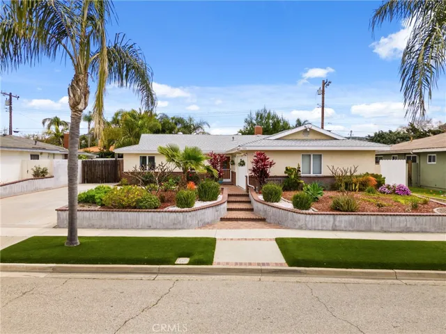 SINGLE story home with an open floor plan, a manicured front & backyard and sits on a LARGE interior tract lot!