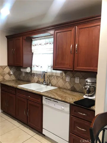 1009 E 84th Street, Los Angeles, California 90001