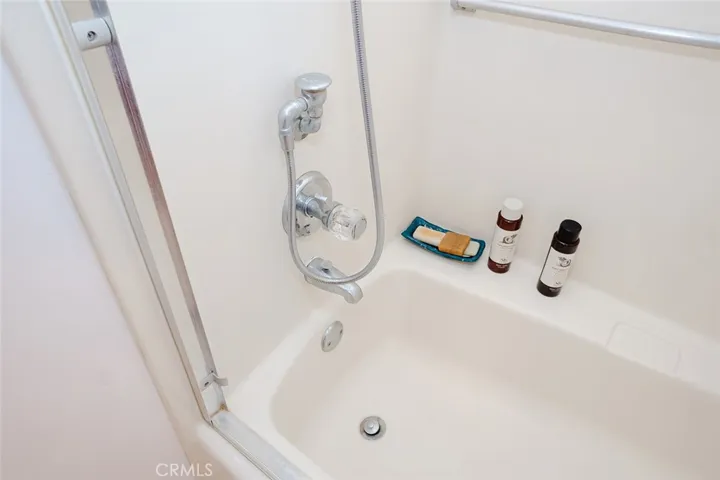 Main Bath Soaker Tub/Combo