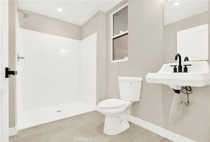 Full Bathroom 2 in Bedroom 2