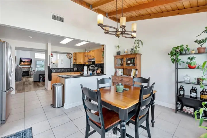eat-in area off kitchen