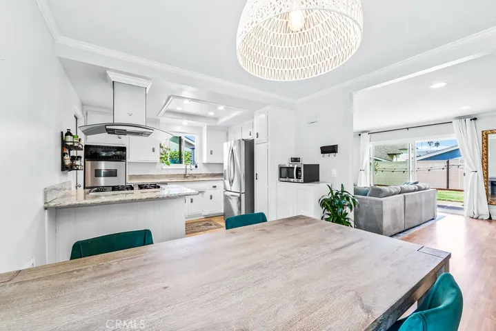 Dining area direct access to kitchen or family room