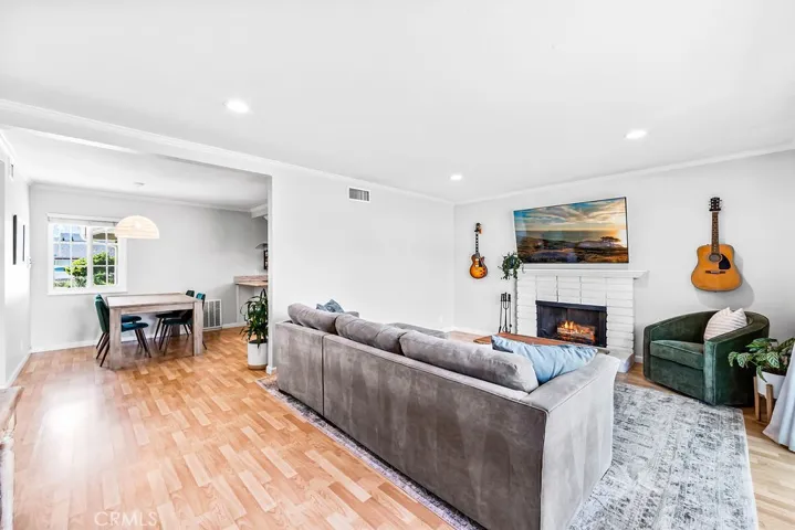 Family room direct access to dining area