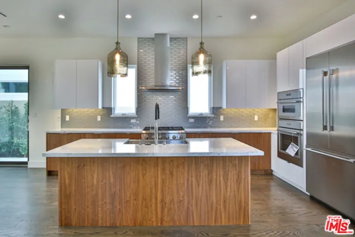 Gourmet kitchen