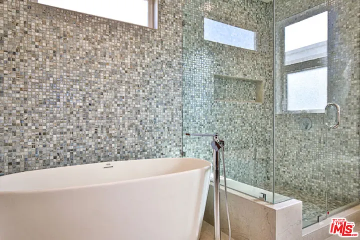 Master Bath soaking tub