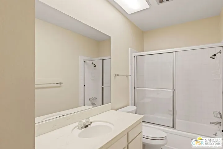 Hall bathroom with tub