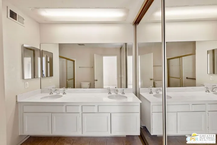 Main bathroom suite dual vanities