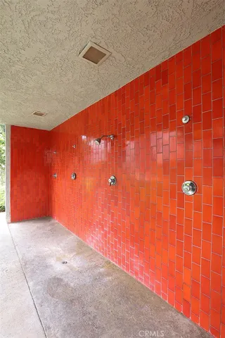 Community outdoor showers keeps the sand out of your abode.
