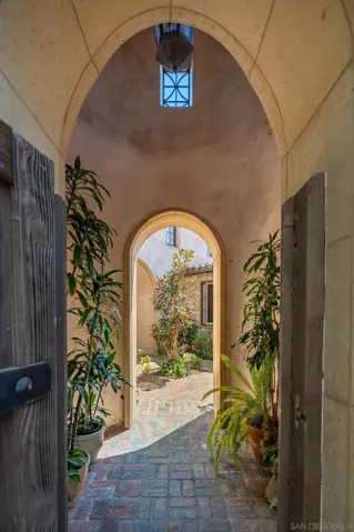 7045 Corte Laguna, Rancho Santa Fe, California 92091