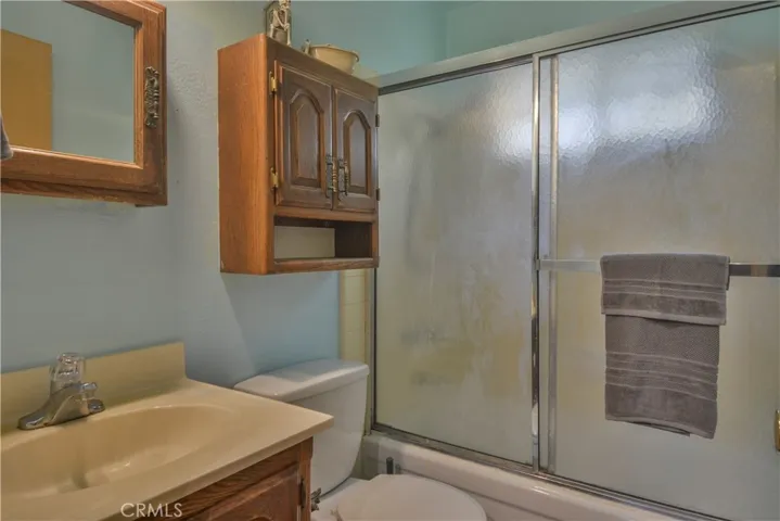 Upstairs bathroom with Tub/Shower