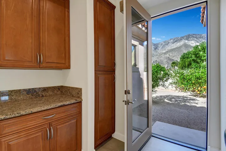 ENTRY WAY TO SIDE YARD.jpg mls