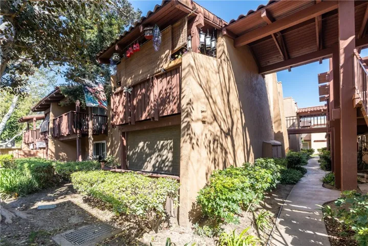 Upper, end unit condo