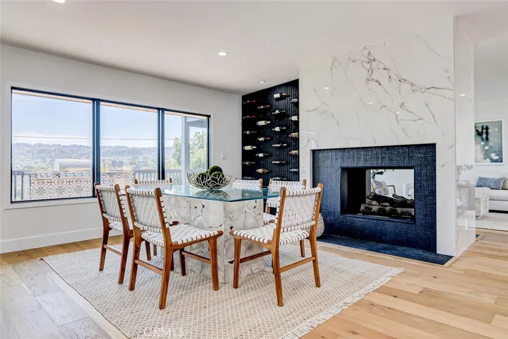 Diningroom w/Dual Fireplace