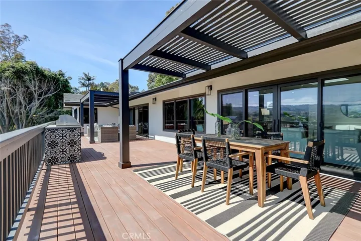 Deck Dining off Family Room