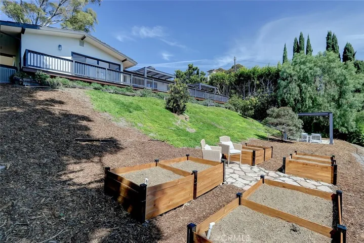 Lower Yard Garden to Pergola