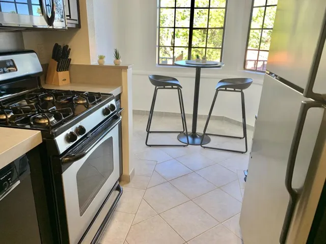 115 breakfast nook and kitchen