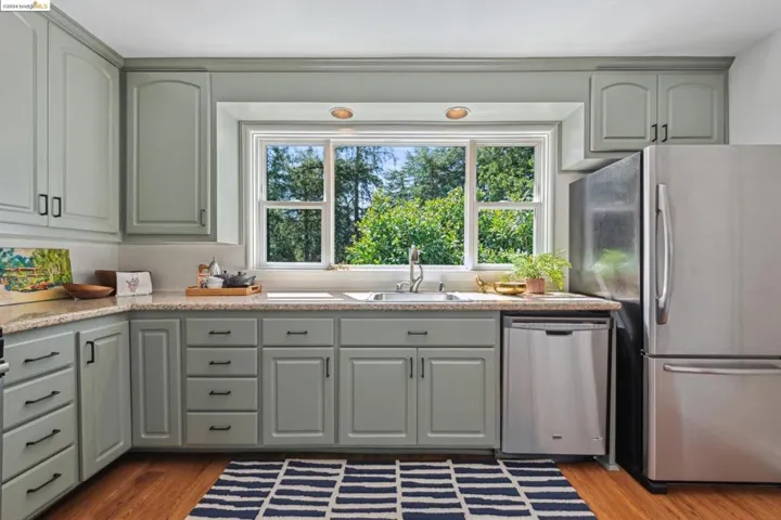 8 Selkirk St, Oakland, California 94619